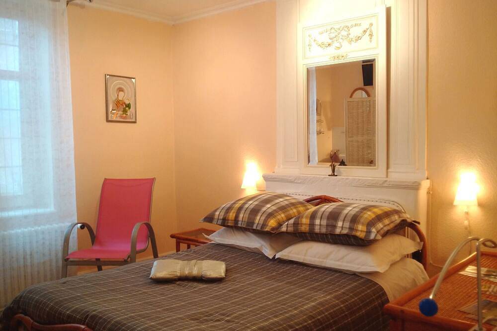 Chambre lumineuse avec espaces communs et court de tennis à Aydoilles in Aydoilles, Région d'Épinal