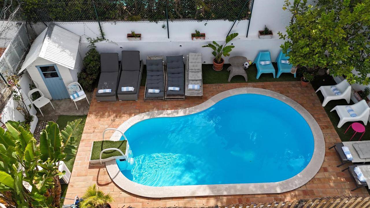 Family Villa in Lisbon ,Heated Pool ,Elevator,Parking,6 Bedrooms,Sleeps 14 in Lisboa, Costa de Lisboa