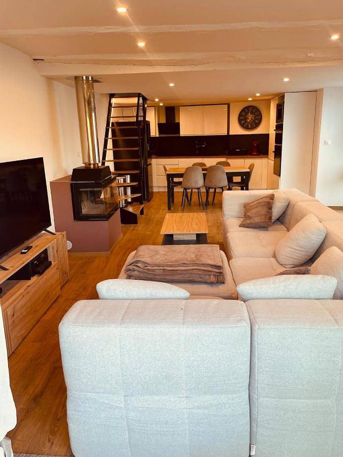 Location de vacances pour 10 personnes, avec Jacuzzi et Terrasse ainsi que Jardin et Piscine à Laissac
