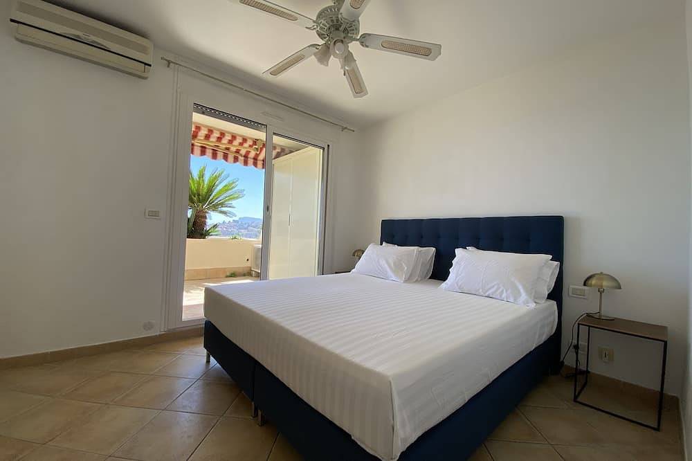 Appartement entier, Vue exceptionnelle mer 250m+ Terrasse 25m² + lits 5* + Piscine + solarium in Menton, Région de Nice