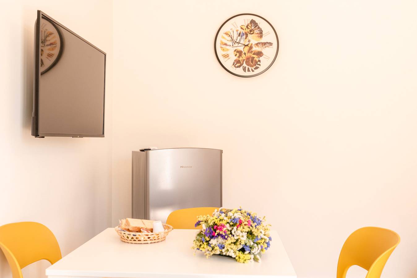 Entire apartment, Apartment 'Le 3 Rose - Damasco' with Lake View, Wi-Fi and Air Conditioning in Montallegro, Agrigento Province