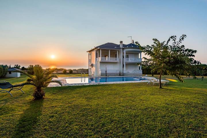 Vacation rental for 8 people, with Balcony and Hot tub as well as Yard and Lake view in Pieria