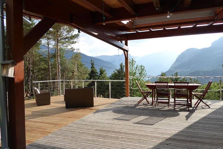 Location de vacances pour 8 personnes, avec jardin et terrasse à Méolans-Revel