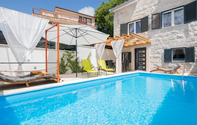 Reizende 1-Zimmer-Wohnung mit Pool, Terrasse und WLAN in Imotski, Makarska Riviera