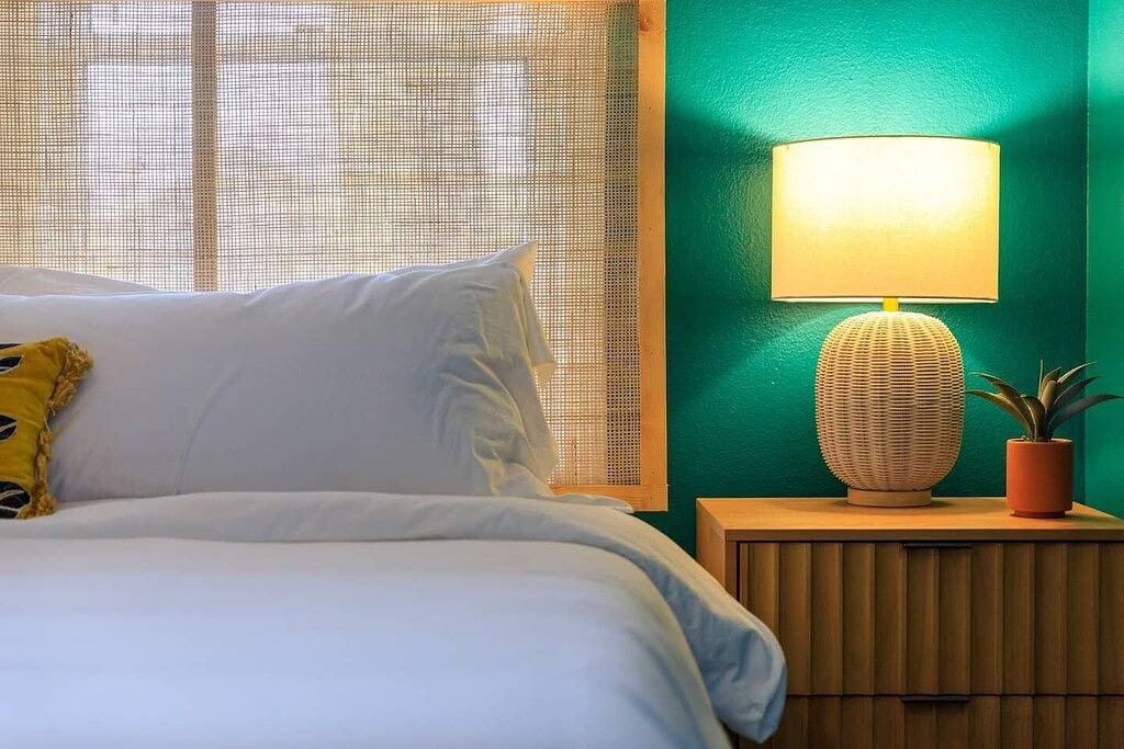 ★Artsy & Luxurious ~ Backyard Oasis, Hot Tub, Bar★ in Gillespie County