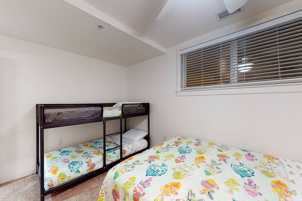 Ganze Wohnung, Stunning bay-view condo with Free Wifi, grills, pool, gym & balcony in Virginia Beach