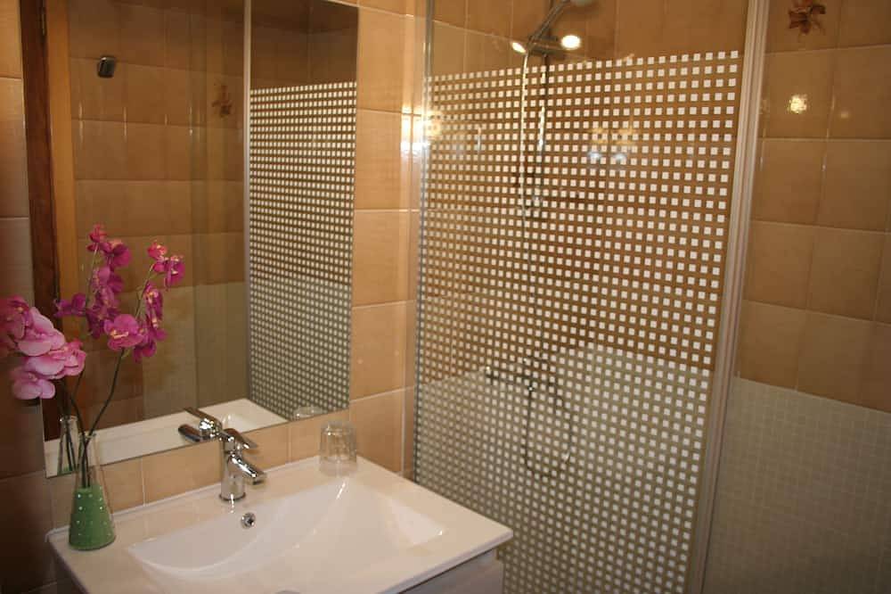 Entire apartment, App. Rigo (1st floor center, bedroom): Spacious beach apartment, frontal sea view in Cala Millor, Son Servera