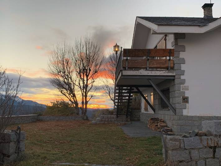 House overlooking the Cadí-Moixeró massif, traditional from the 70s with magical views in Lles de Cerdanya, Pyrénées catalanes