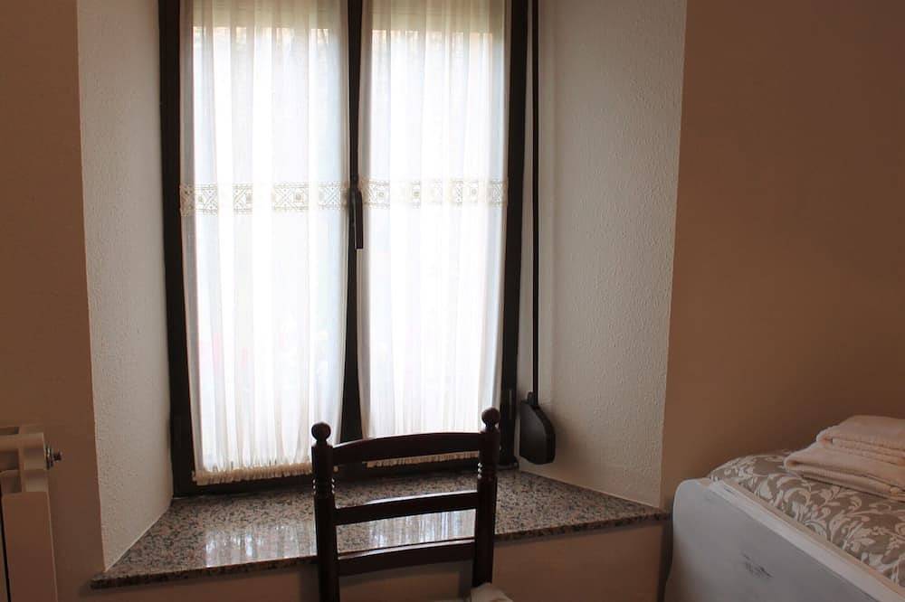 House: Valdivia's portal in Pomar de Valdivia, Montaña Palentina