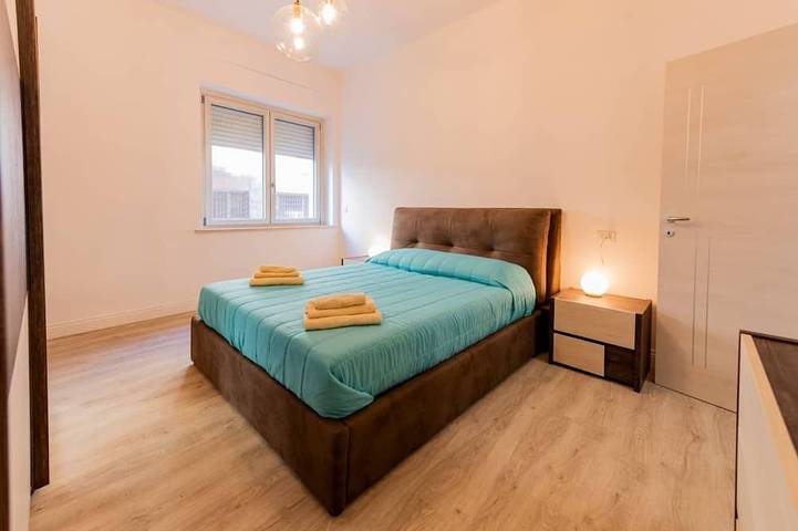 Ganze Wohnung, GuestHost - Modernes 85 qm Apartment im ersten Stock mit Aufzug (Zugang über Treppen) perfekt für 4 Personen. Im Herzen von Pescara, nur 10 Meter vom Corso Vittorio Emanuele und 7 Gehminuten von in Pescara, Pescara Provinz