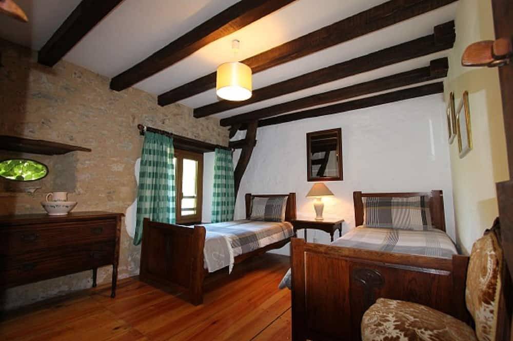 Beautiful Cottage for maximum 4 people overlooking the Dordogne Valley in Puybrun, Lot