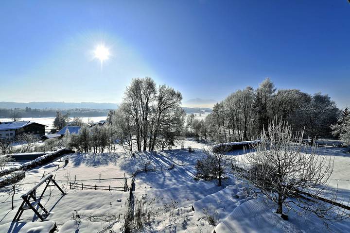Ganze Ferienwohnung, Schenk Rosemarie und Gerald - Fewo im Dachgeschoß, Sichtdachstuhl, 48 qm, 2 Pers., Vollholzmöbel, Südbalkon in Grabenstätt, Chiemsee