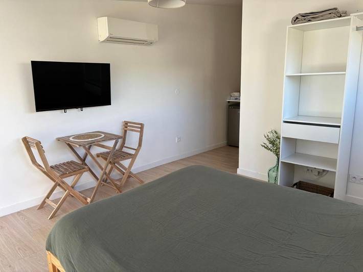 Gîte pour 2 personnes, avec jardin et terrasse ainsi que vue et piscine à Lunel-Viel - 3