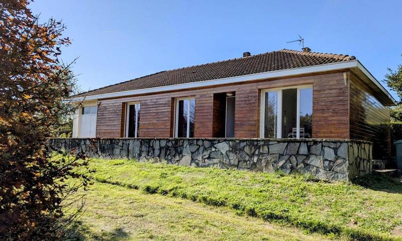 Location de vacances pour 6 personnes, avec jardin, animaux acceptés à Bonnac-la-Côte