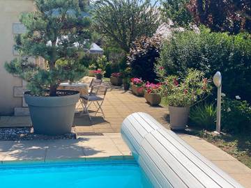 Gîte pour 2 personnes, avec vue ainsi que piscine et jardin à Marvejols