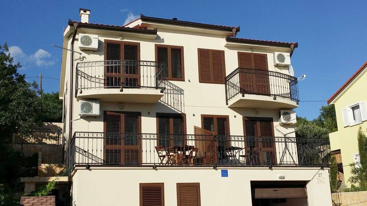 Ganze Wohnung, Apartment with Terrace in Cesarica, Naturpark Velebit