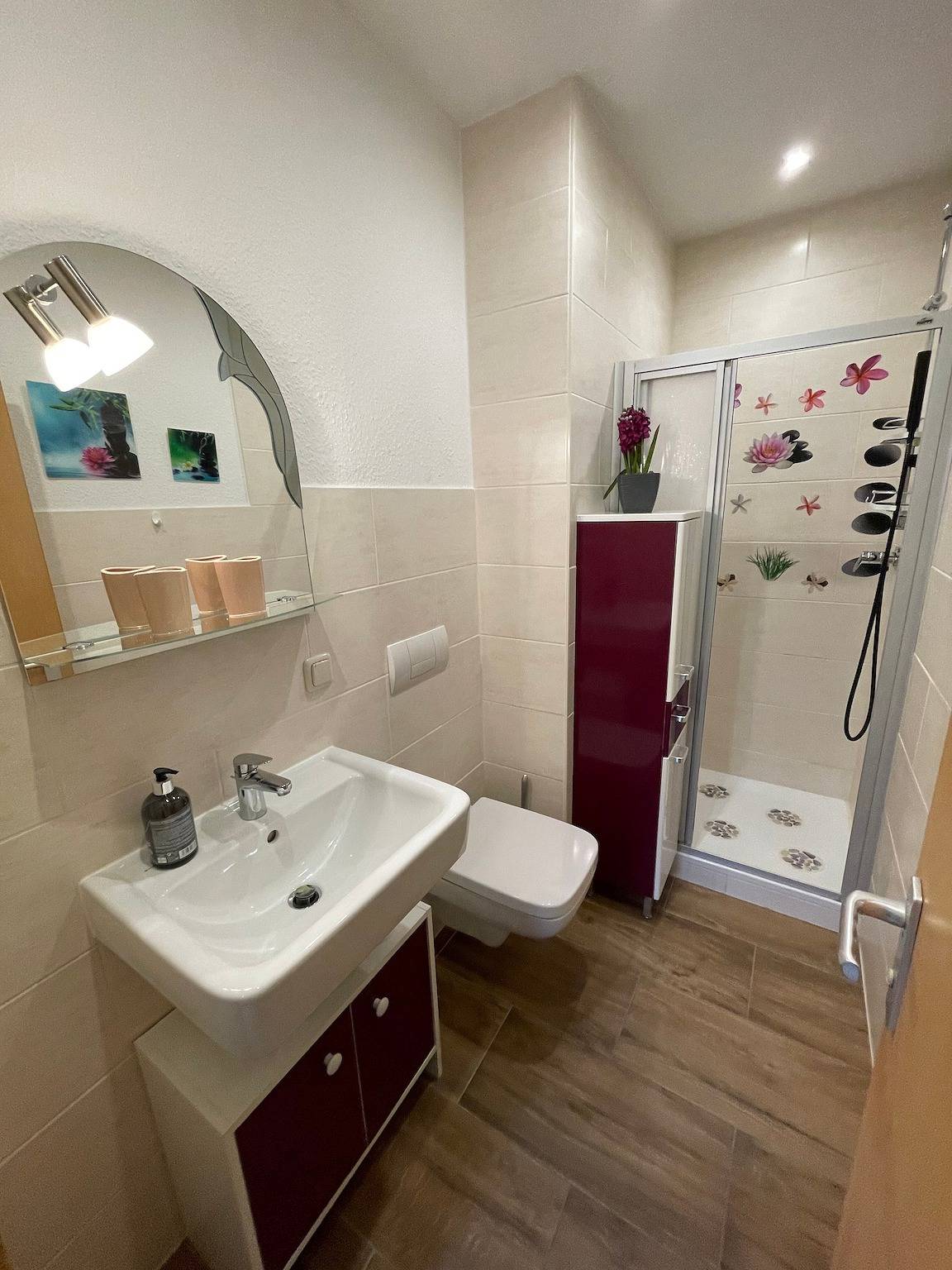 Ganze Wohnung, Apartment „Haus Sonnenschein“ mit gemeinsamer Terrasse und Wlan in Koserow, Bernsteinbäder