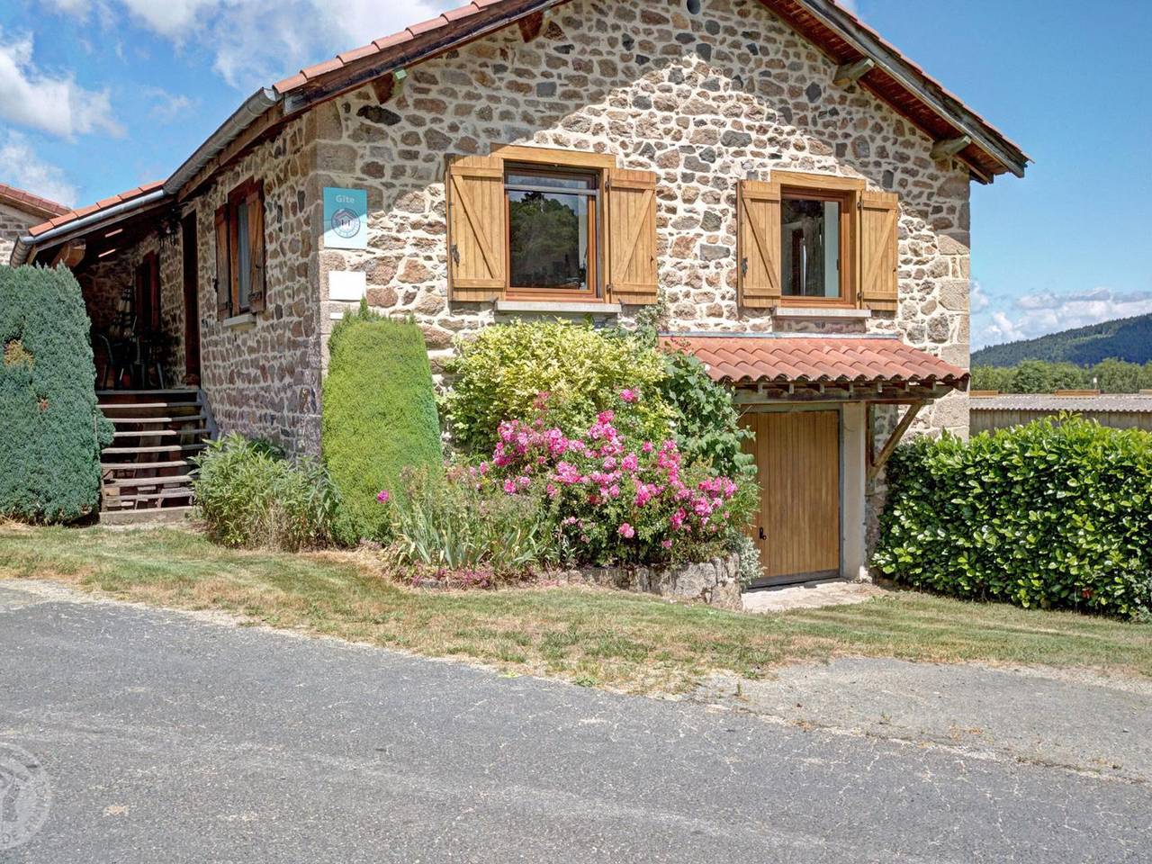 Gîte chaleureux à Sauvain avec jardins, activités familiales et spa en option in Sauvain, Montbrison