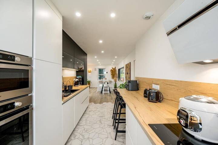 Location de vacances pour 10 personnes, avec piscine ainsi que terrasse et jardin à Saint-Bihy - 3