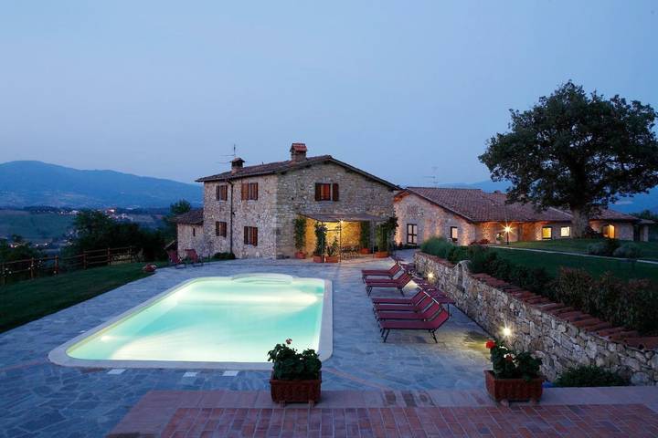 Villa per 10 persone, con Balcone e Terrazza nonché Giardino e Piscina a Poppi