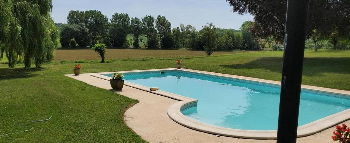 Location de vacances pour 8 personnes, avec piscine ainsi que terrasse et jardin, animaux acceptés à Laussou