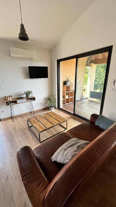 Gîte pour 2 personnes, avec jardin dans Fay-le-Clos