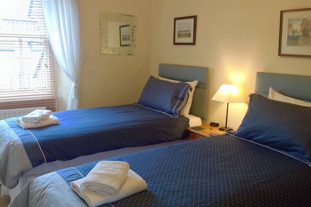 Traditional Lakeland Slate Cottage, Pets Welcome in Bowness-on-Windermere, Lake District