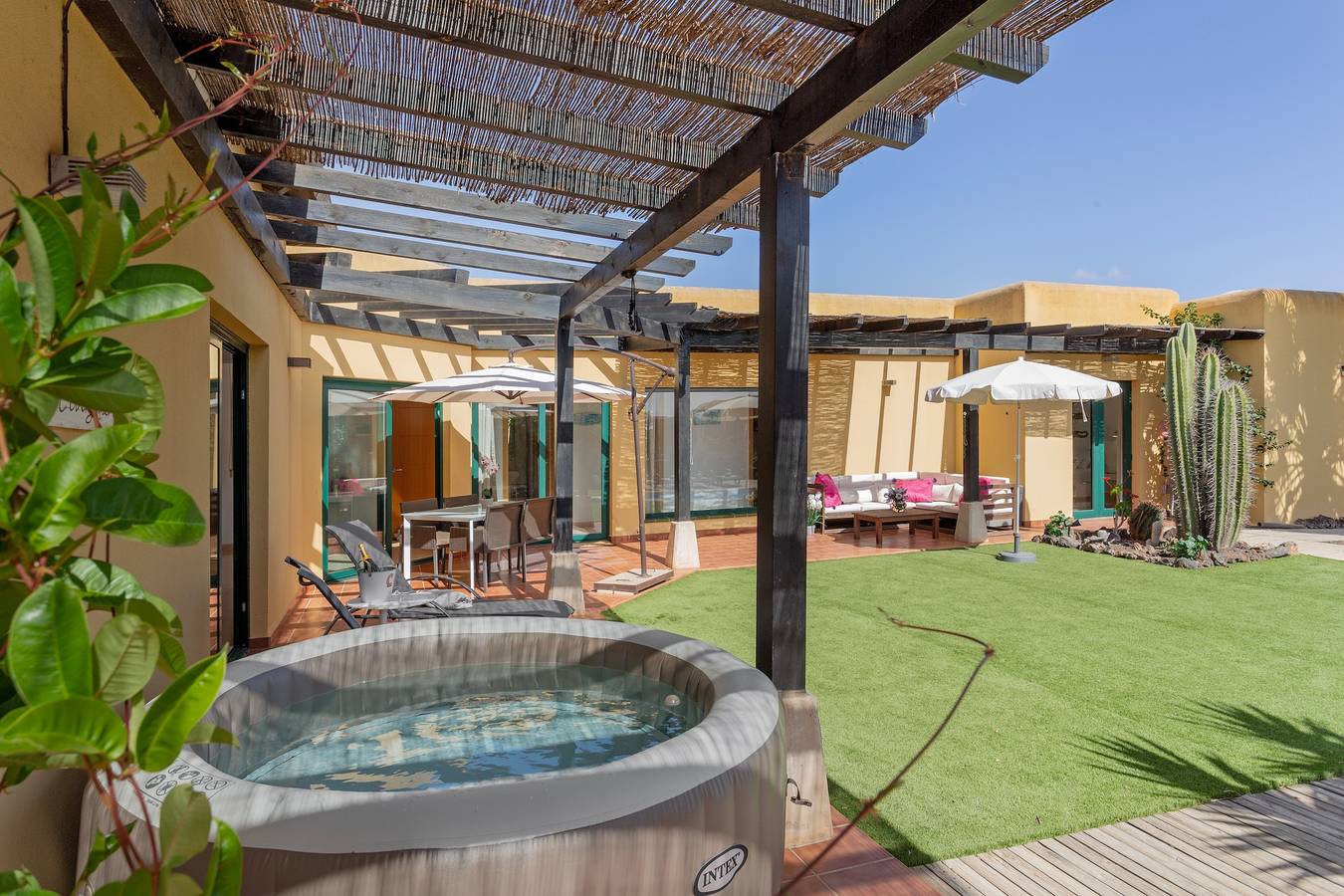 El Refugio Vacation Home with Mountain Views, Private Pool, and Wi-Fi in La Oliva, Fuerteventura