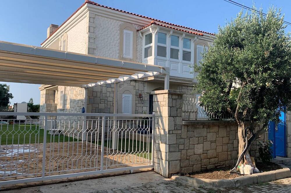 Vacation villa in Cesme, Turkey with private pool and 150 mt to the beach. in Cesme, Izmir Province