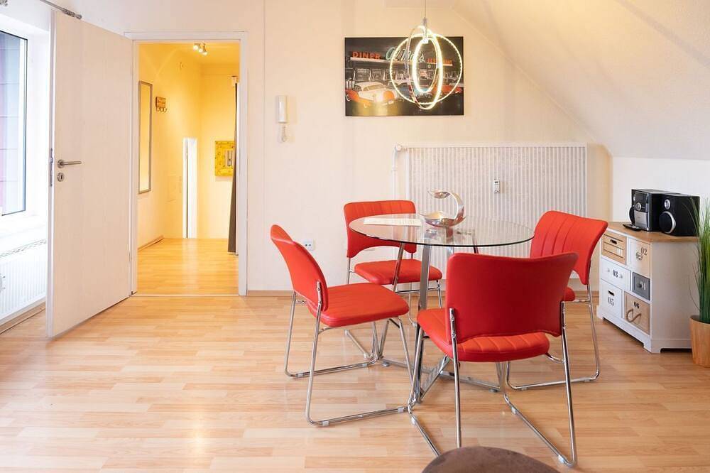 Ganze Wohnung, Großes Apartment (50m²), bis 4 Pers., ruhig, citynah, Süd-Balkon, Parkplätze in Niestetal, Hessisches Bergland