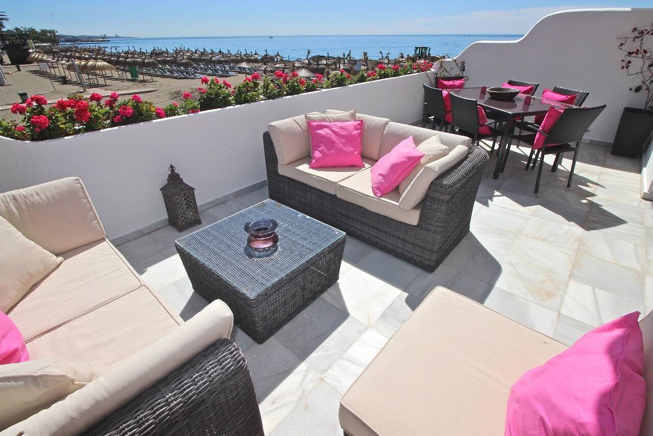 Apartamento inteiro, Apartamento "Deluxe On The Beach" com vista mar, Wi-Fi e ar condicionado in Marbella Centro, Marbella