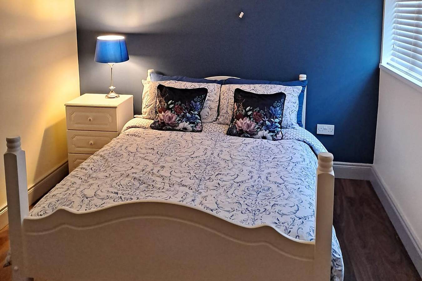 Entire holiday apartment, 2-Bed Apartment Sleeps 6 with Parking in County Kildare