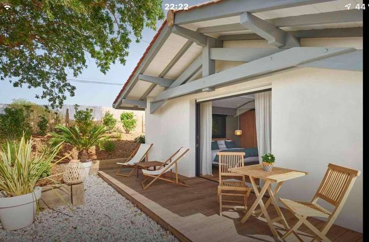 Chambre d’hôte pour 2 personnes, avec Balcon et Terrasse ainsi que Jardin et Piscine