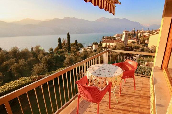 Ferienwohnung für 4 Personen, mit Pool und Ausblick sowie Seeblick und Garten, kinderfreundlich in Malcesine