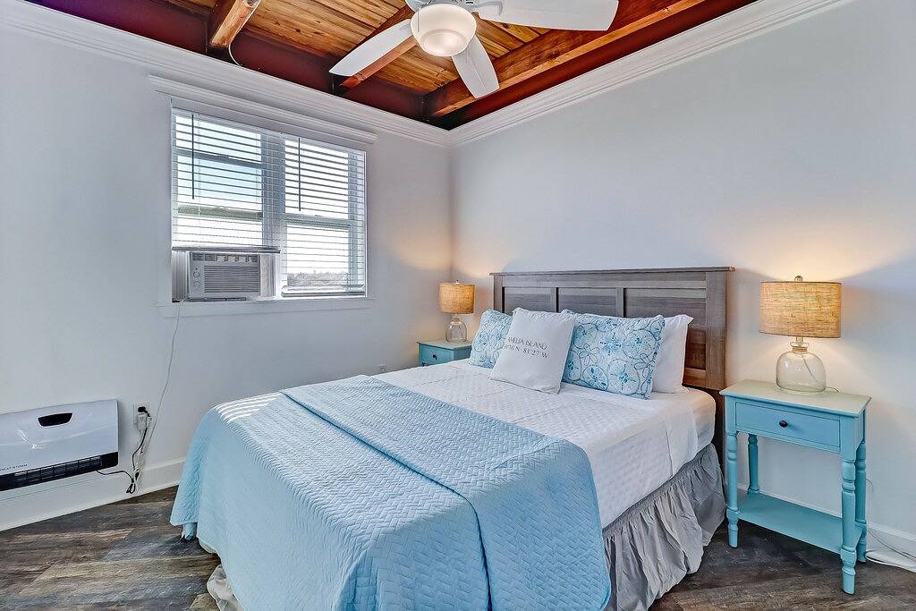 Ganze Wohnung, Sea Glass Cottage #3 | Renovated | Beachfront w/Dune Views | Outdoor Courtyard in Fernandina Beach, Amelia Island