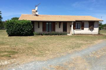 Gîte pour 5 personnes, avec terrasse ainsi que jacuzzi et jardin à Lesparre-Médoc