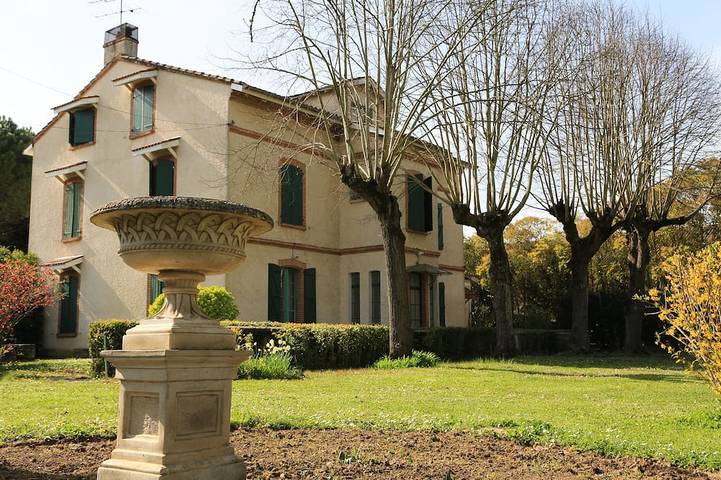 Location de vacances pour 23 personnes, avec jardin à Corbarieu