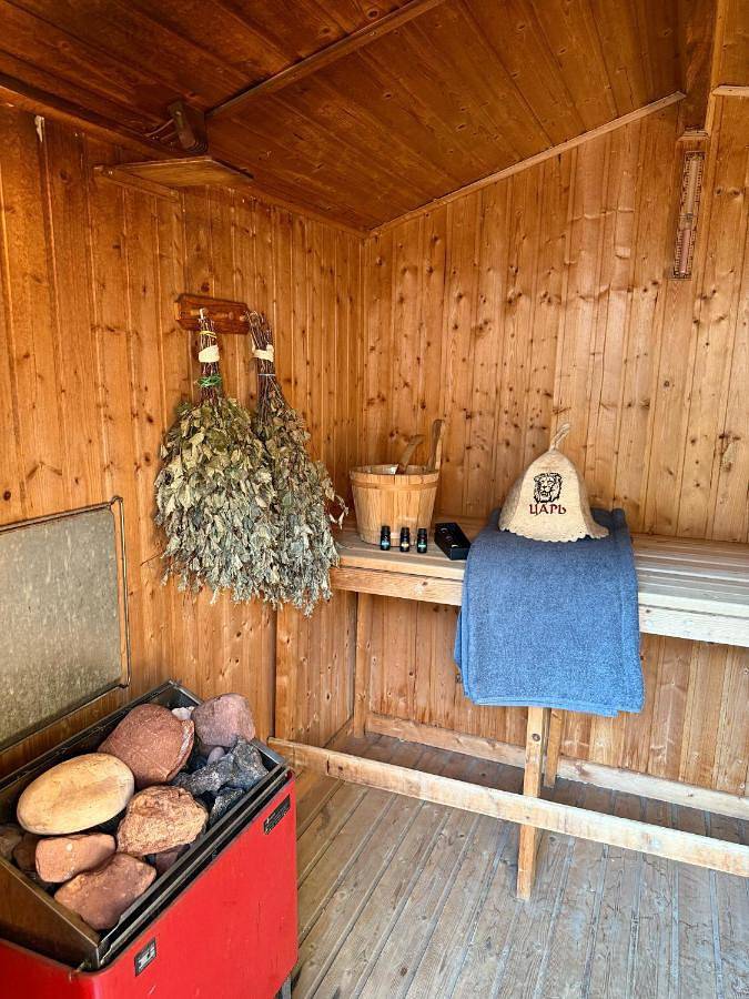 Ferienwohnung für 12 Personen, mit Balkon und Terrasse sowie Garten und Sauna in Laatzen