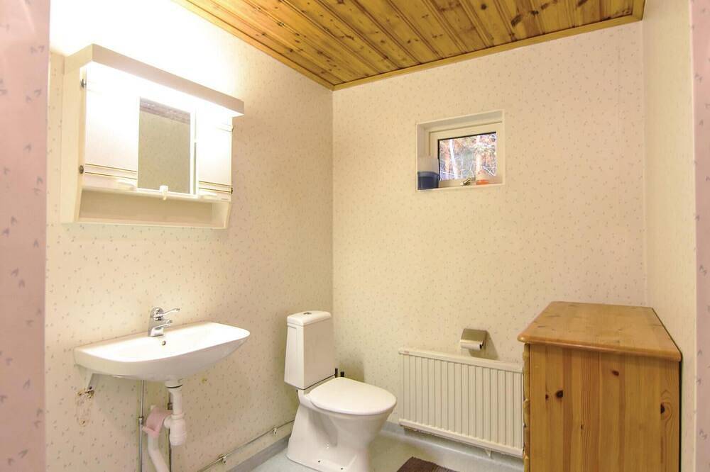 Schönes Haus in Väse mit Küche in Värmland