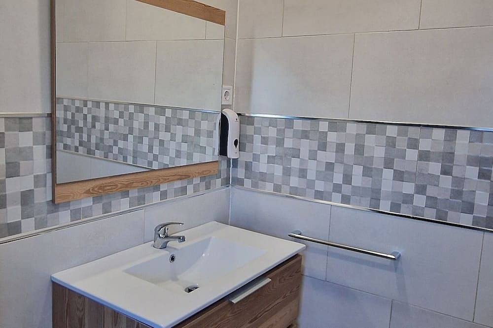 Entire apartment, Studio Modern Swimming Pool Barbecue Couples Friends Gym Sauna in Nuevo Baztán, La Alcarria