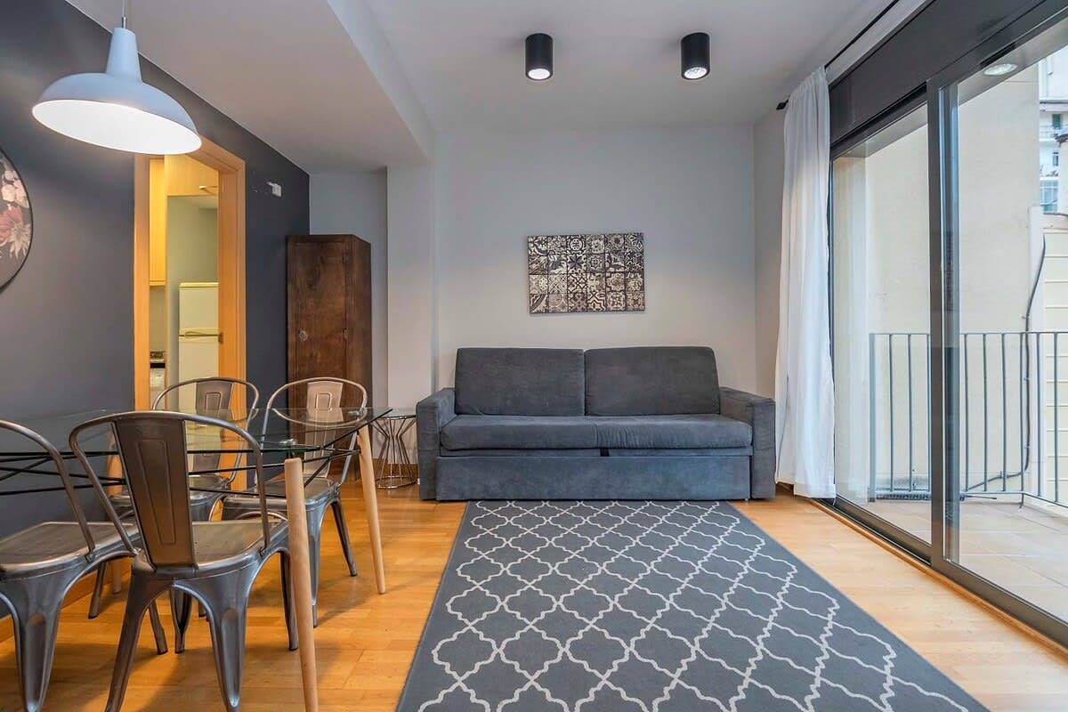 Entire apartment, Eixample 2 bedroom with private terrace in Barcelona Centre, Barcelona
