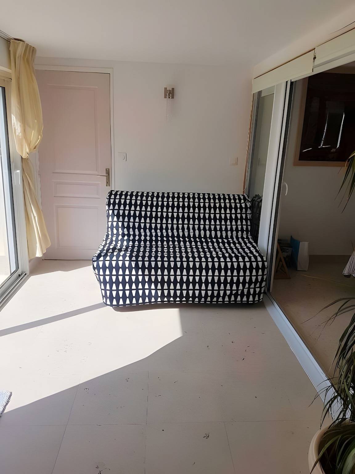 Guest Room in Louvigny with Wi-Fi, Garden, and Breakfast Included in Louvigny, Caen Området