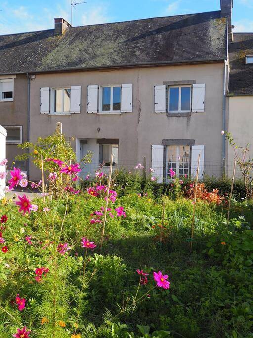 Location de vacances pour 13 personnes, avec vue et jardin à Bacilly - 4
