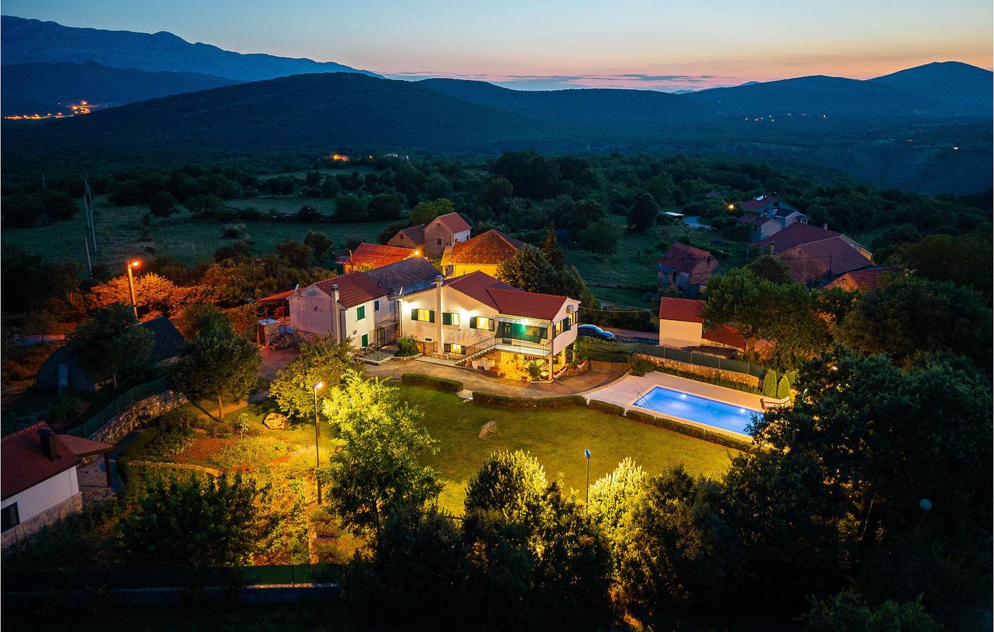 Charmante 2-Zimmer-Wohnung mit Pool und WLAN, 800 m vom Fluss Cetina entfernt in Dalmatinisches Zagora