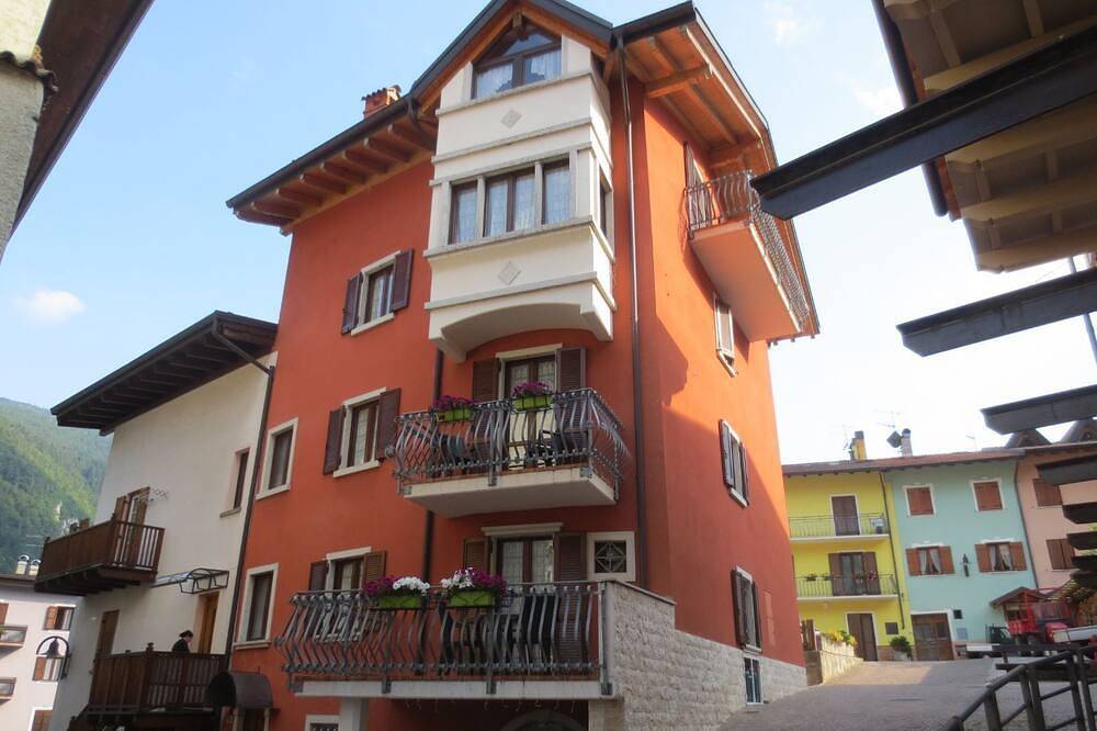 Ganze Wohnung, Geräumige, ruhige, helle, strategische Wohnung im Zentrum nahe dem See in Molveno, Brentagruppe