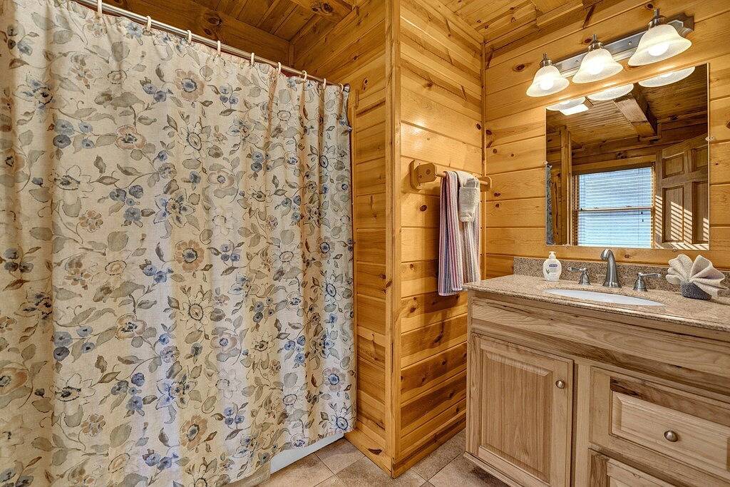 Kardinal Hütte in Hummingbird Hills (Hocking Hills Bereich) in Hocking County