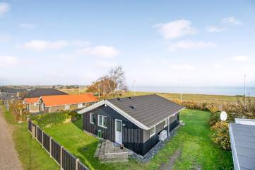 Ferienhaus für 6 Personen, mit Terrasse in Høll