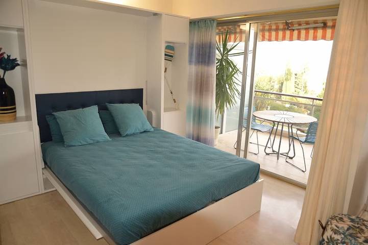 Ganze Wohnung, Cannes Eden. Großes Studio mit Meerblick, Zugang zum Strand, ruhig, Swimmingpool und Tennis. in Vallauris, Mittelmeerküste (Frankreich)