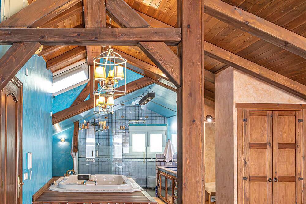 Luxury Villa Near Madrid - Pool, Cinema, Mountain Views & La Pedriza in Soto del Real, Área Metropolitana de Madrid