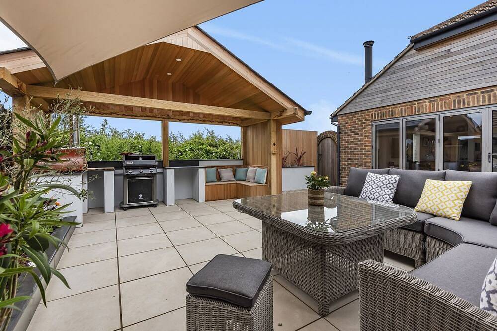 Little Orchard: West Wittering Home – Sleeps 10, 5 Bedrooms & Hot Tub in West Wittering Beach, West Wittering
